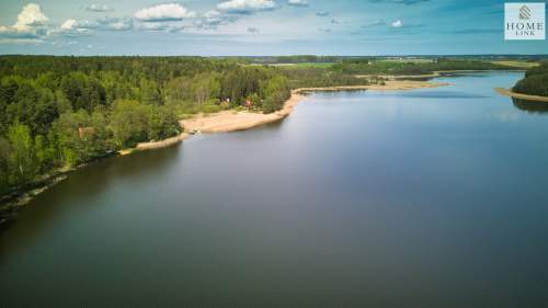 Działka położna w pobliżu jeziora i lasu.