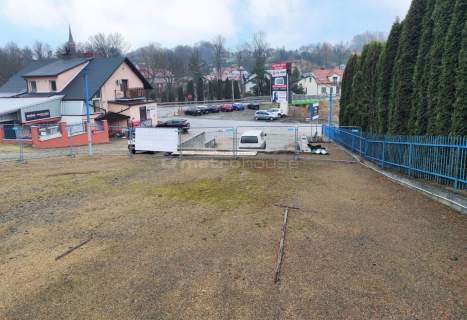 Lokal usługowy z utwardzonym placem pod inwestycję