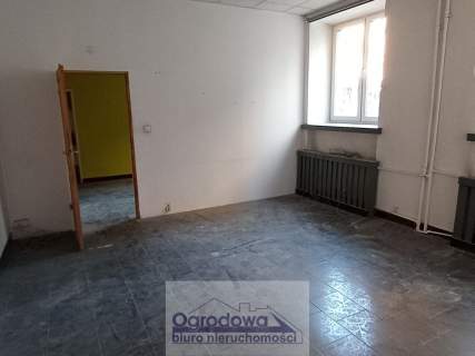 Lokal z dużą witryną na parterze