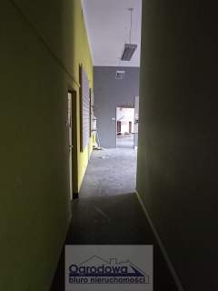 Lokal z dużą witryną na parterze