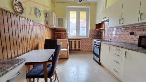 Przestronne, w pełnym rozkładzie 1 pok, loggia.