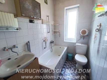 Piętrowy dom w doskonałej lokalizacji.