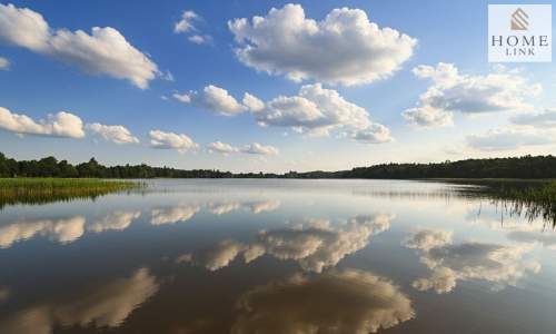 Urokliwa działka nad strumykiem, blisko jeziora.