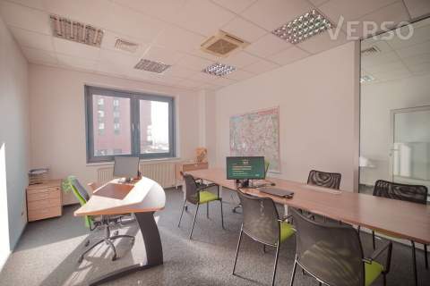 Biuro z witrynami, łatwy dostęp dla klientów