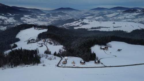 WYJĄTKOWA NIERUCHOMOŚĆ Z PANORAMĄ GÓR BEZPOŚREDNIO PRZY LESIE.