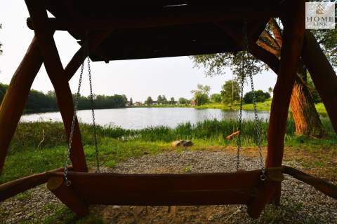 Urokliwa działka nad strumykiem, blisko jeziora.