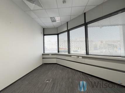Plac Bankowy, metro, okna na ulicę 