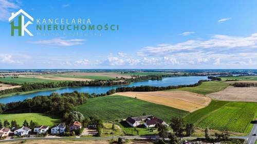 Dom wolnostojący w pobliżu jeziora