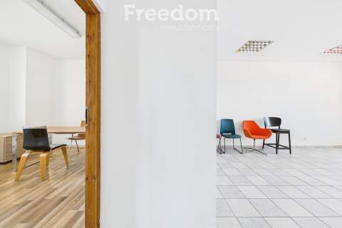 Dwupoziomowy obiekt po remoncie z biurami i magazy