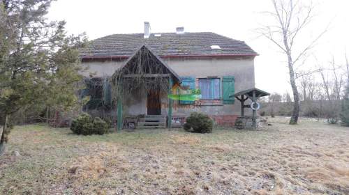 Off gridowy dom bez sąsiadów, wśród pól.