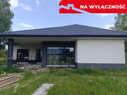 Nowy dom parterowy z antresolą.