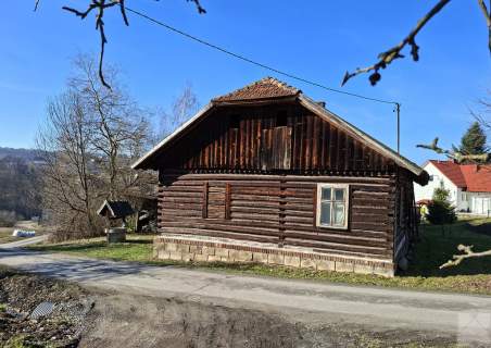Drewniana chata z działką i zabudowaniami