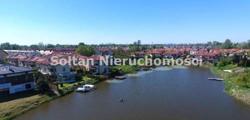 Działka inwestycyjna z linią brzegową jeziora