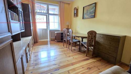 Przestronne, w pełnym rozkładzie 1 pok, loggia.