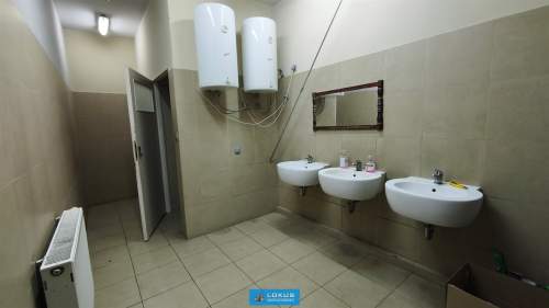 Magazyn 3 bramy dok biuro i plac