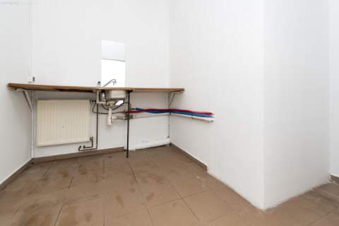 Lokal handlowo- usługowy, witryna, parking. Płaszów