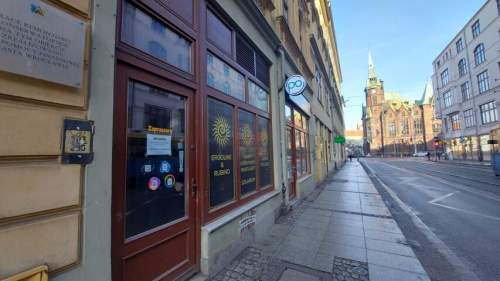 Lokal usługowy na Starym Mieście z witryną po generalnym remoncie.