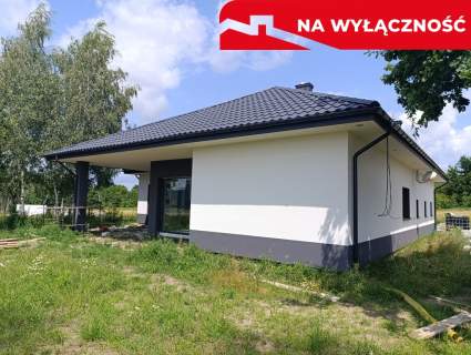 Nowy dom parterowy z antresolą.