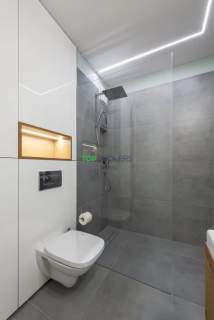 Salon z aneksem i sypialnia, garaż