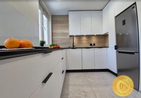Niski Blok, duży Balkon , Nowa Kuchnia 2 Pokoje 