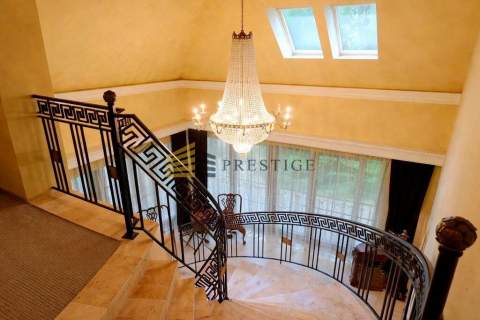 Luxury Villa with Swimming Pool 550 m Private