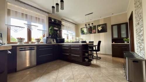 Dom wolnostojący 266m2, działka 24a, garaże, 7pokoi, Obórki