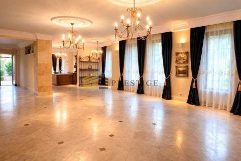 Luxury Villa with Swimming Pool 550 m Private