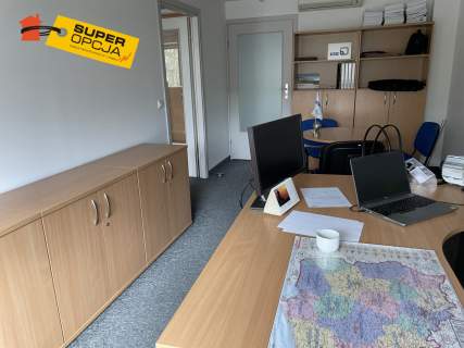 Biuro w dużym biurowcu z ochrona