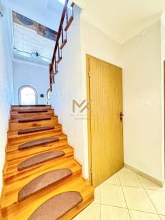 Wolnostojący / 3 kondygnacje/ 316 m2