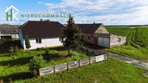 Dom wolnostojący w pobliżu jeziora