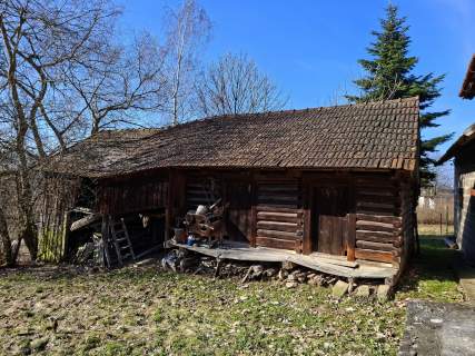 Drewniana chata z działką i zabudowaniami