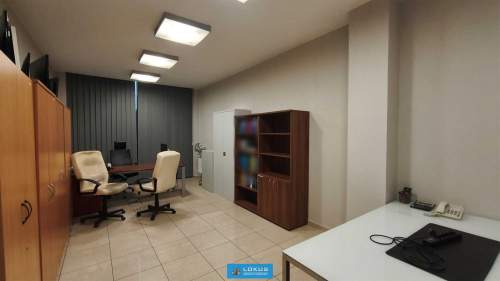 Magazyn 3 bramy dok biuro i plac
