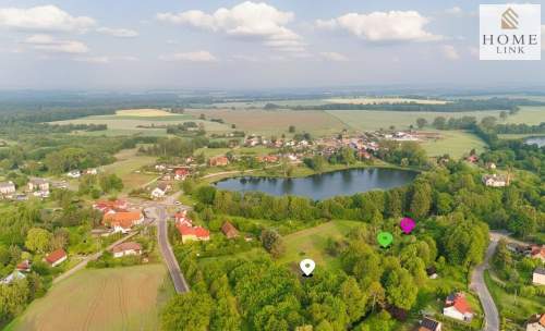 Urokliwa działka nad strumykiem, blisko jeziora.