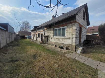 Drewniany klimatyczny dom w dogodnej lokalizacji