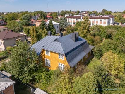 Niezwykły drewniany dom z amfiladą z XX wieku