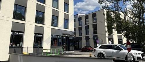 Lokal usługowy z witrynami i parkingiem w Wawrze
