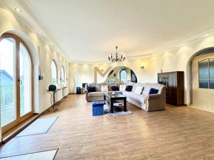Wolnostojący / 3 kondygnacje/ 316 m2