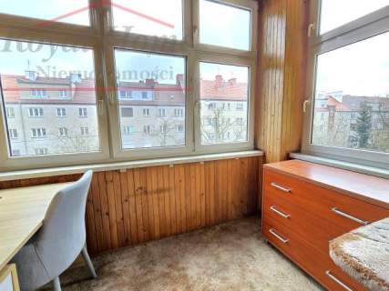 Przestronne, w pełnym rozkładzie 1 pok, loggia.