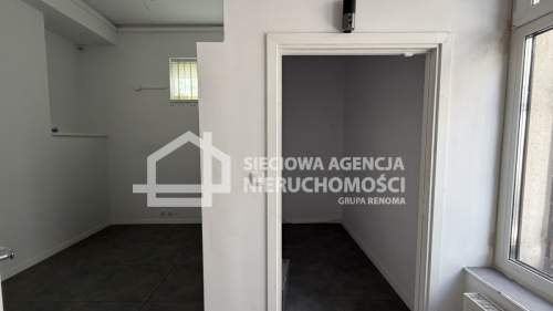 Lokal z witryną na parterze przy głównej ul w Rumi