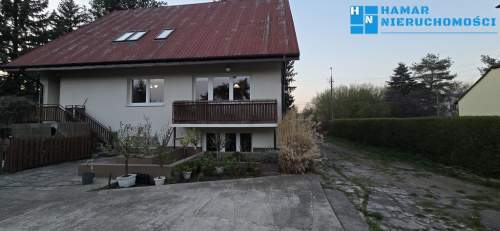 Pokój z dużym oknem balkonowym 