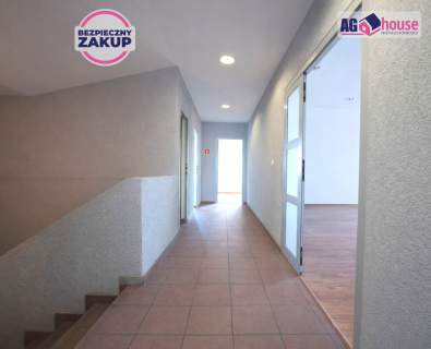 Przestronne biuro 133 m   7 pomieszczeń i parking