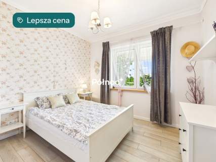 Dom na działce z linią brzegową i pomostem