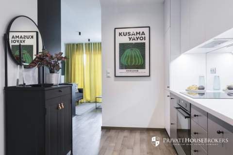 Kompaktowe mieszkanie z osobną sypialnią.