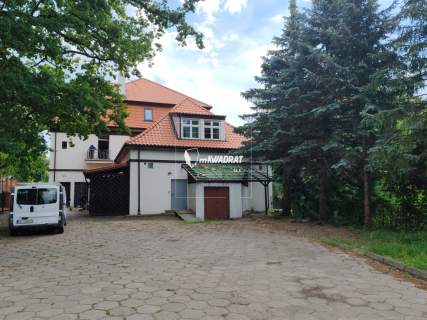 8 mieszkań lokal