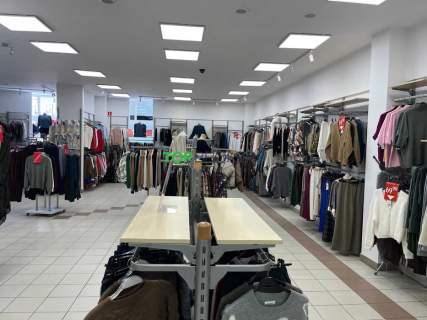 Przestronny lokal przy ruchliwej ulicy, metro