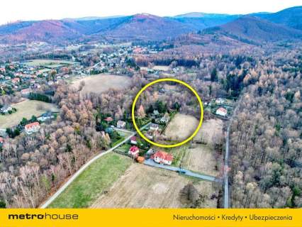 Dom rekreacyjny w lesie nad potokiem.