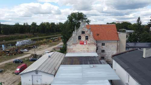 Budynek Spichlerza ul. 6 sierpnia w Puławach.
