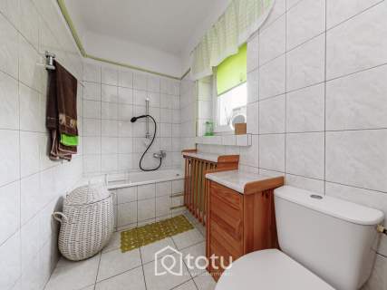 Centrum Grójca, dom na zielonej działce