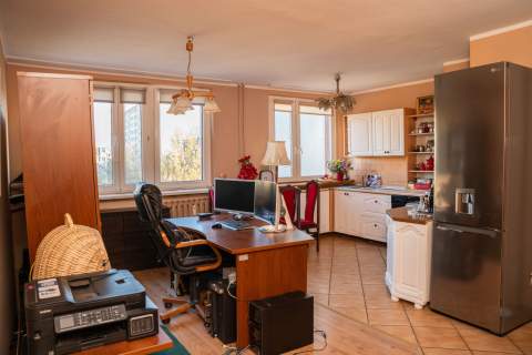 Salon / biuro z otwartą kuchnią, w dobrej lokalizacji.