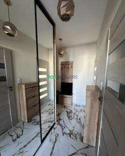 Nowoczesny salon z aneksem i sypialnia, garaż